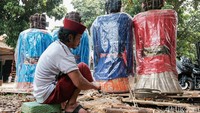Bagi perajin ondel-ondel, dukungan tersebut menjadi peluang agar tradisi Betawi tetap lestari sekaligus memberikan kesejahteraan lebih baik. Dengan akses yang lebih luas, produk budaya lokal diharapkan mampu bertahan di tengah arus modernisasi dan kebutuhan pasar. 