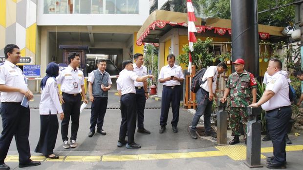 Perubahan akan terjadi lagi di kawasan Stasiun Cikini. Setelah pagar ditinggikan, jembatan penyeberangan orang (JPO) akan dibangun di Stasiun Cikini, Jakarta. (dok KAI)