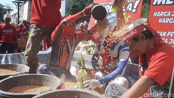 Peternak ayam menggelar aksi mandi jagung di Gladak, Solo, Selasa (26/8/2025).