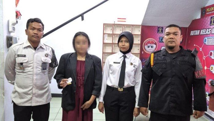 Petugas mengamankan pengunjung wanita yang kedapatan hendak menyelundupkan pil koplo di dalam BH ke Rutan Kelas IIB Purbalingga, Selasa (26/8/2025).