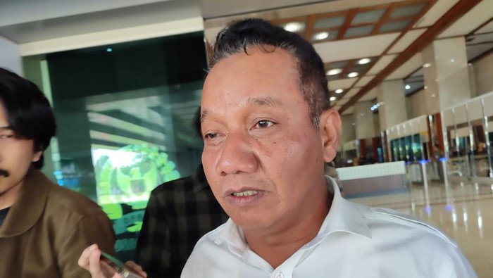 Warga membawa gas elpiji 3 kilogram yang dibeli saat operasi pasar dalam rangkaian Gerakan Pangan Murah di kawasan Tugu Keris Siginjai, Kota Baru, Jambi, Rabu (19/3/2025). Penjualan gas elpiji 3 kilogram dengan harga Rp17 ribu per tabung per satu KK tersebut diserbu warga karena jauh lebih murah dibanding harga jual gas di tingkat pengecer atau warung yang mencapai Rp45 ribu per tabung. ANTARA FOTO/Wahdi Septiawan/tom.