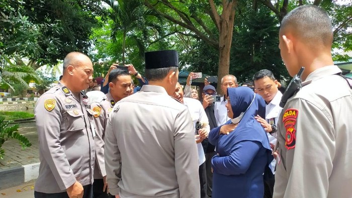 Keluarga korban pemerkosaan oleh oknum polisi di Gorontalo mengadu ke Kapolda. Mereka minta keadilan setelah pelaku bebas berkeliaran.