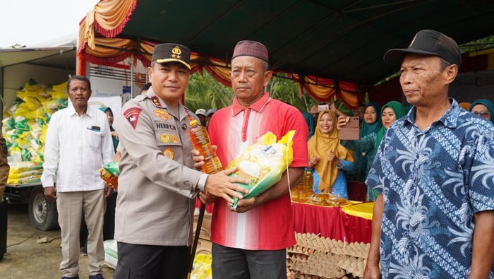 Polda Riau menggelar gerakan pangan murah (GPM) dengan menghadirkan 3 ton beras murah kepada warga di Pulau Rupat, Bengkalis, Senin (25/8/2025).