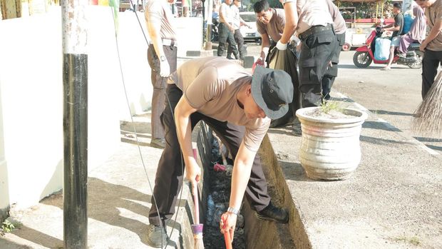 Polisi bersama Pemkab Kuansing bersih-bersih sampah di Tepian Narosa usai Pacu Jalur, Selasa (26/8/2025).
