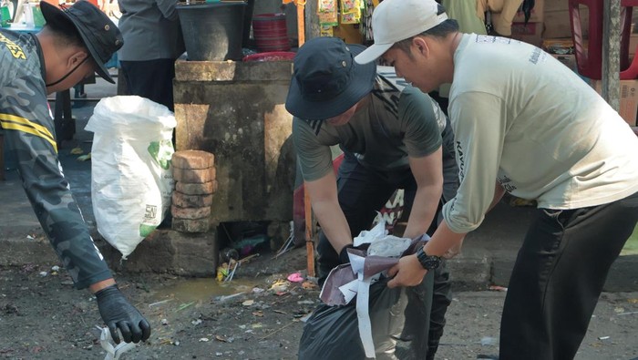 Polisi bersama Pemkab Kuansing bersih-bersih sampah di Tepian Narosa usai Pacu Jalur, Selasa (26/8/2025).
