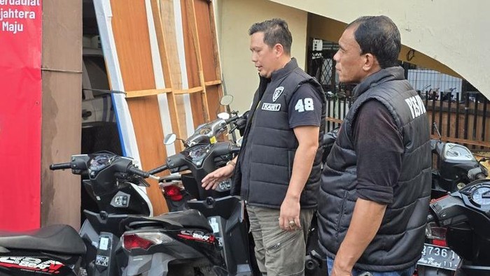 Polisi menggerebek sebuah kontrakan yang diduga dijadikan markas motor curian di Ciracas, Jakarta Timur (Jaktim). Dua orang pelaku turut ditangkap dari lokasi. (ANTARA/Siti N)