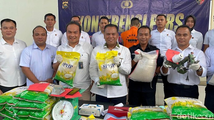 Polisi menunjukan barang bukti kasus penukaran karung beras SPHP menjadi karung polos di Jambi