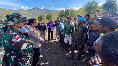 Polisi saat melakukan olah TKP di lokasi penembakan warga di perbatasan Indonesia-Timor Leste, Kecamatan Bikomi Nilulat, TTU, NTT,  Senin (25/8/2025).