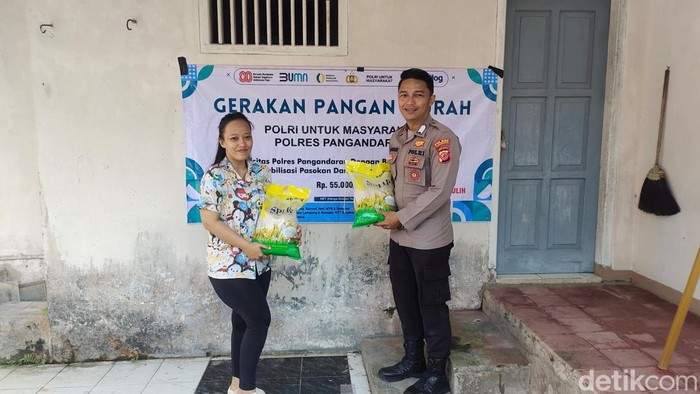 Polisi saat mengantar pesanan beras murah di Pangandaran