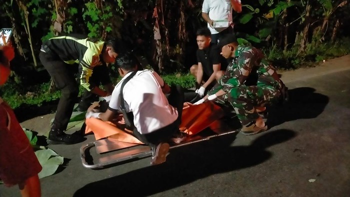 Polisi saat mengevakuasi korban dan olah TKP lansia tewas usai tabrak truk parkir.