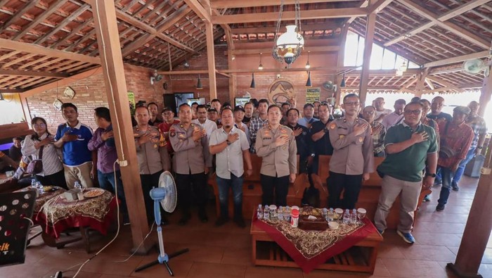 Kapolres Bojonegoro AKBP Afrian Satya Permadi ngopi bareng jurnalis