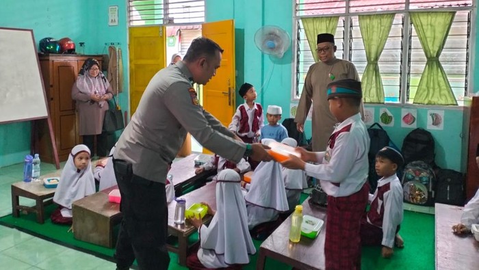 Polres Siak mendistribusikan MBG kepada 6 ribu penerima manfaat mulai pelajar hingga bumil, Selasa (26/8/2025).