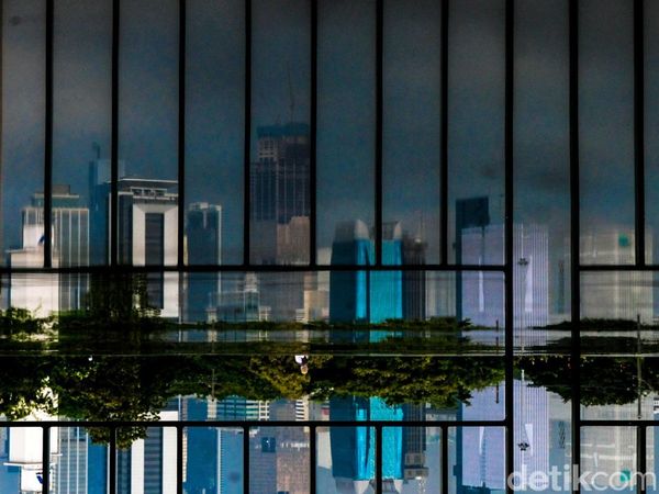 Potret Abstrak dari Kota yang Tak Pernah Tidur