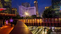 Dalam konteks urban, garis adalah jejak intervensi manusia: membelah langit, membingkai tanah, mengatur ruang, atau justru mengacaukan harmoni.