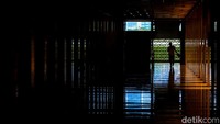 Di pusat perbelanjaan, garis lebih fungsional dan komersial. Eskalator, rak, dan lampu-lampu langit-langit menciptakan ritme yang bergerak cepat. Ia mencerminkan alur hidup urban yang praktis dan tak pernah berhenti.