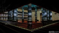Di Masjid Istiqlal, garis hadir dalam bentuk simetri dan bayangan. Tiang-tiang tinggi dan jendela-jendela besar membentuk pola yang tenang. Ruang ibadah itu menawarkan geometri yang sakral sekaligus artistik.