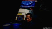 Pasar menunjukkan garis dalam bentuk yang lebih liar dan spontan. Tali tenda, jalur kaki lima, hingga bayangan tubuh orang jualan menciptakan kejujuran visual. Tidak rapi, tapi nyata.