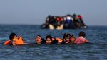 Potret Migran Berjuang Seberangi Selat Inggris dari Pantai Calais Prancis