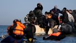Potret Migran Berjuang Seberangi Selat Inggris dari Pantai Calais Prancis