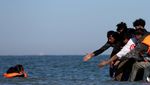 Potret Migran Berjuang Seberangi Selat Inggris dari Pantai Calais Prancis