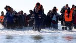 Potret Migran Berjuang Seberangi Selat Inggris dari Pantai Calais Prancis