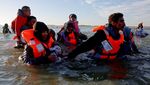 Potret Migran Berjuang Seberangi Selat Inggris dari Pantai Calais Prancis