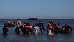 Potret Migran Berjuang Seberangi Selat Inggris dari Pantai Calais Prancis