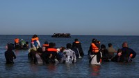 Prancis dan Inggris mencapai kesepakatan pada 10 Juli, untuk memulangkan beberapa migran yang tiba dengan perahu kecil ke Prancis. Perjanjian ini merupakan bagian penting dari rencananya untuk mengurangi imigrasi ilegal, mengingat lebih dari 25.000 orang telah tiba di Inggris dengan perahu kecil pada tahun 2025. Foto: REUTERS/Hannah McKay