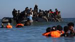 Potret Migran Berjuang Seberangi Selat Inggris dari Pantai Calais Prancis