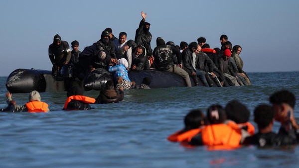 Potret Migran Berjuang Seberangi Selat Inggris dari Pantai Calais Prancis
