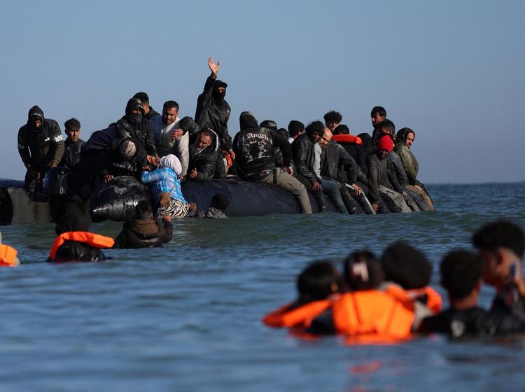 Potret Migran Berjuang Seberangi Selat Inggris dari Pantai Calais Prancis