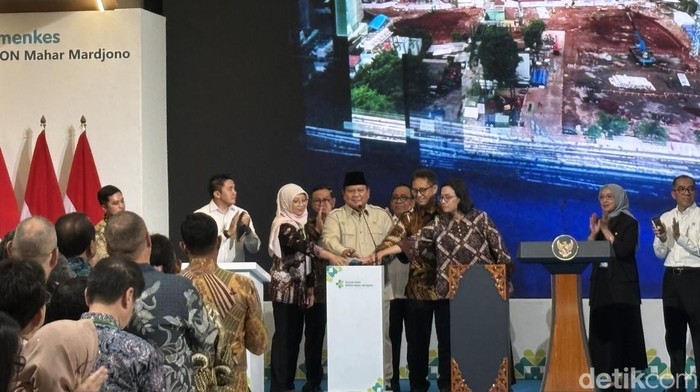 Presiden Prabowo Subianto meresmikan gedung layanan terpadu Rumah Sakit Pusat Otak Nasional (RSPON) Mahar Mardjono di Cawang, Jakarta, Selasa (26/8/2025).