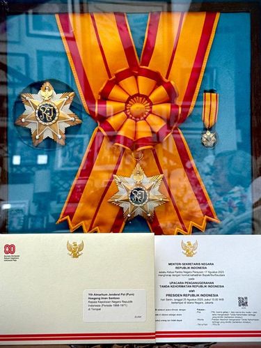 Presiden Prabowo Subianto memberikan anugerah Bintang Republik Indonesia Utama untuk almarhum Jenderal (Purn) Hoegeng Iman Santoso, mantan Kapolri periode 1968-1971.