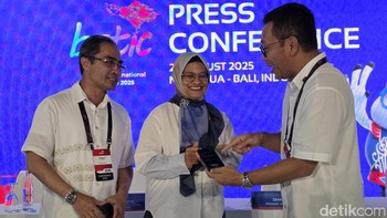 Dari kiri ke kanan, Direktur Wholesale & International Service Telkom Honesti Basyir, Presdir Telkom Group Dian Siswarini dan CEO Telin Budi Satria Dharma Putra. (Foto: Fitraya Ramadhanny/detikINET)