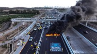 Blokade jalan strategis dekat Tel Aviv membuat arus kendaraan terhenti akibat gelombang protes. REUTERS/Yair Palti