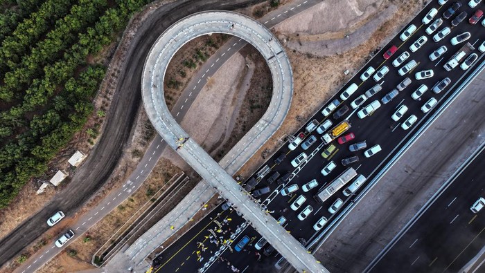 Protes di Israel Meningkat, Ribuan Orang Blokir Jalan Utama Yakum Ratusan warga memblokir jalan utama di Yakum, dekat Tel Aviv. Mereka mendesak perang segera dihentikan dan seluruh sandera dibebaskan.