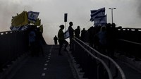 Warga dari berbagai kalangan bersatu di Yakum menyerukan perdamaian dan keadilan bagi korban. REUTERS/Nir Elias
