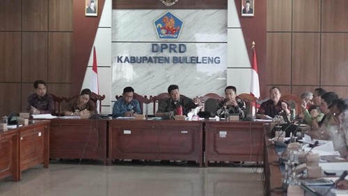 Rapat koordinasi Komisi IV bersama Tim Penyusun Naskah Akademik Ranperda Fasilitasi Penyelenggaraan Widyalaya dan Pasraman di Ruang Gabungan Komisi Gedung DPRD Buleleng, Selasa (26/8/2025). (Dok. DPRD Buleleng)