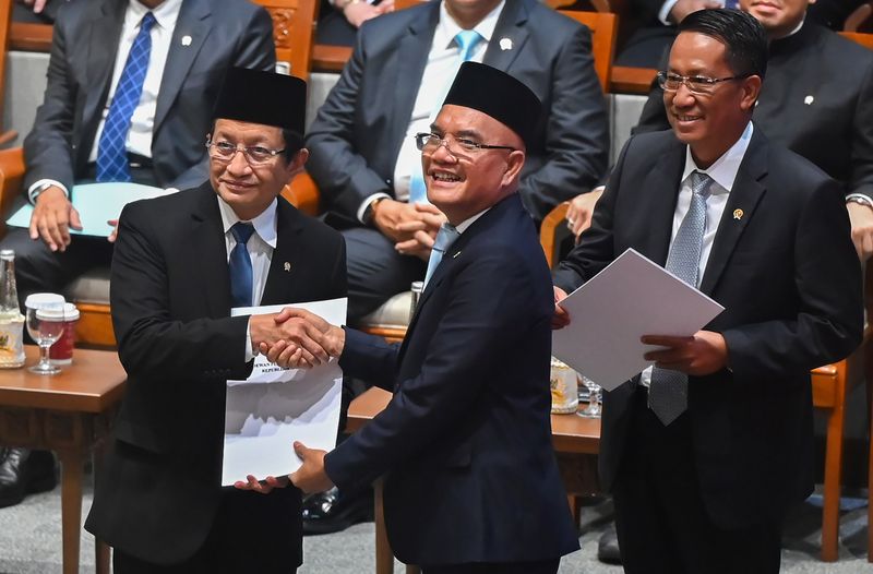 Menteri Agama Nasaruddin Umar (kiri) menerima laporan dari Ketua Komisi VIII DPR Marwan Dasopang (tengah) disakiskan oleh Menteri Hukum Supratman Andi Agtas (kanan) pada Rapat Paripurna ke-4 DPR RI Masa Sidang I Tahun Sidang 2025-2026 di Kompleks Parlemen, Senayan, Jakarta, Selasa (26/8/2025). Rapat tersebut menyetujui Rancangan Undang-Undang (RUU) tentang Perubahan Ketiga atas UU Nomor 8 Tahun 2019 tentang Penyelenggaraan Haji dan Umrah menjadi undang-undang, yang isinya membentuk Kementerian Haji dan Umrah serta persetujuan terhadap permohonan pertimbangan pemberian kewarganegaraan RI kepada sembilan atlet untuk memperkuat tim nasional RI di ajang internasional. ANTARA FOTO/Rivan Awal Lingga/YU