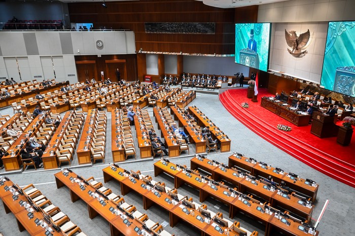 Suasana Rapat Paripurna ke-4 DPR RI Masa Sidang I Tahun Sidang 2025-2026 di Kompleks Parlemen, Senayan, Jakarta, Selasa (26/8/2025). Rapat tersebut menyetujui Rancangan Undang-Undang (RUU) tentang Perubahan Ketiga atas UU Nomor 8 Tahun 2019 tentang Penyelenggaraan Haji dan Umrah menjadi undang-undang, yang isinya membentuk Kementerian Haji dan Umrah serta persetujuan terhadap permohonan pertimbangan pemberian kewarganegaraan RI kepada sembilan atlet untuk memperkuat tim nasional RI di ajang internasional. ANTARA FOTO/Rivan Awal Lingga/YU