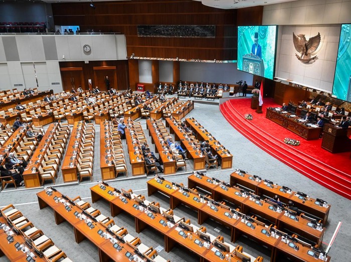 Suasana Rapat Paripurna ke-4 DPR RI Masa Sidang I Tahun Sidang 2025-2026 di Kompleks Parlemen, Senayan, Jakarta, Selasa (26/8/2025). Rapat tersebut menyetujui Rancangan Undang-Undang (RUU) tentang Perubahan Ketiga atas UU Nomor 8 Tahun 2019 tentang Penyelenggaraan Haji dan Umrah menjadi undang-undang, yang isinya membentuk Kementerian Haji dan Umrah serta persetujuan terhadap permohonan pertimbangan pemberian kewarganegaraan RI kepada sembilan atlet untuk memperkuat tim nasional RI di ajang internasional. ANTARA FOTO/Rivan Awal Lingga/YU