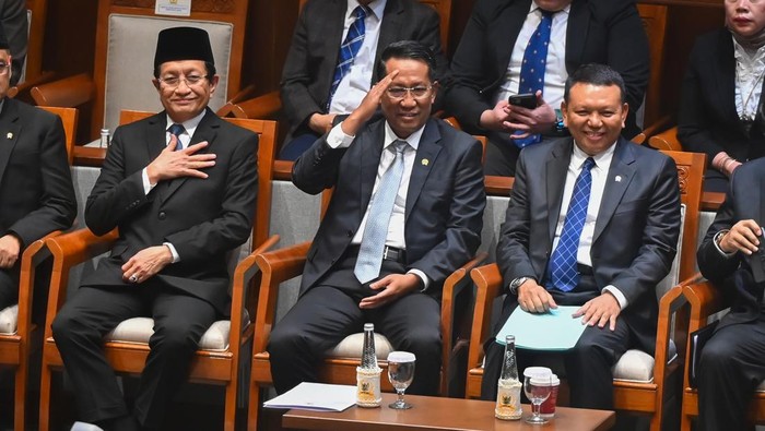 Rapat Paripuna DPR ke-4 Menteri Hukum Supratman Andi Agtas (tengah) bersama Menteri Agama Nasaruddin Umar (kiri) dan Wamensesneg Bambang Eko Suhariyanto (kanan) bersiap mengikuti Rapat Paripurna ke-4 DPR RI Masa Sidang I Tahun Sidang 2025-2026 di Kompleks Parlemen, Senayan, Jakarta, Selasa (26/8/2025). Rapat tersebut menyetujui Rancangan Undang-Undang (RUU) tentang Perubahan Ketiga atas UU Nomor 8 Tahun 2019 tentang Penyelenggaraan Haji dan Umrah menjadi undang-undang, yang isinya membentuk Kementerian Haji dan Umrah serta persetujuan terhadap permohonan pertimbangan pemberian kewarganegaraan RI kepada sembilan atlet untuk memperkuat tim nasional RI di ajang internasional. ANTARA FOTO/Rivan Awal Lingga/YU