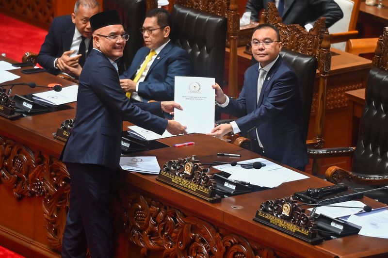 Wakil Ketua DPR Sufmi Dasco Ahmad (kanan) menerima laporan hasil pembahasan dari Ketua Komisi VIII DPR Marwan Dasopang (kiri) pada Rapat Paripurna ke-4 DPR RI Masa Sidang I Tahun Sidang 2025-2026 di Kompleks Parlemen, Senayan, Jakarta, Selasa (26/8/2025). Rapat tersebut menyetujui Rancangan Undang-Undang (RUU) tentang Perubahan Ketiga atas UU Nomor 8 Tahun 2019 tentang Penyelenggaraan Haji dan Umrah menjadi undang-undang, yang isinya membentuk Kementerian Haji dan Umrah serta persetujuan terhadap permohonan pertimbangan pemberian kewarganegaraan RI kepada sembilan atlet untuk memperkuat tim nasional RI di ajang internasional. ANTARA FOTO/Rivan Awal Lingga