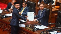 Wakil Ketua DPR Sufmi Dasco Ahmad (kanan) menerima laporan hasil pembahasan dari Ketua Komisi VIII DPR Marwan Dasopang (kiri) pada Rapat Paripurna ke-4 DPR RI Masa Sidang I Tahun Sidang 2025-2026 di Kompleks Parlemen, Senayan, Jakarta, Selasa (26/8/2025). Foto: ANTARA FOTO/Rivan Awal Lingga