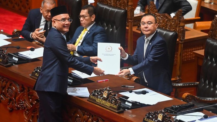 Wakil Ketua DPR Sufmi Dasco Ahmad (kanan) menerima laporan hasil pembahasan dari Ketua Komisi VIII DPR Marwan Dasopang (kiri) pada Rapat Paripurna ke-4 DPR RI Masa Sidang I Tahun Sidang 2025-2026 di Kompleks Parlemen, Senayan, Jakarta, Selasa (26/8/2025). Rapat tersebut menyetujui Rancangan Undang-Undang (RUU) tentang Perubahan Ketiga atas UU Nomor 8 Tahun 2019 tentang Penyelenggaraan Haji dan Umrah menjadi undang-undang, yang isinya membentuk Kementerian Haji dan Umrah serta persetujuan terhadap permohonan pertimbangan pemberian kewarganegaraan RI kepada sembilan atlet untuk memperkuat tim nasional RI di ajang internasional. ANTARA FOTO/Rivan Awal Lingga