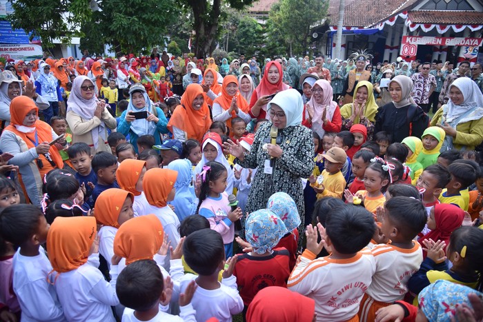 Ratusan guru dan siswa-siswi Pendidikan Anak Usia Dini (PAUD) dari 26 kecamatan di Kabupaten Kebumen memadati halaman Sekretariat Daerah (Setda) dan Dinas Pendidikan Kepemudaan dan Olahraga (Disdikpora).