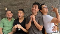 Raynold Surbakti sampai saat ini juga masih syuting. Inilah saat Raynold kumpul bareng aktor sinetron lainnya, seperti Adam Jordan, Tengku Firmansyah, dan Gunawan. Foto: Instagram @raynoldsurbakti