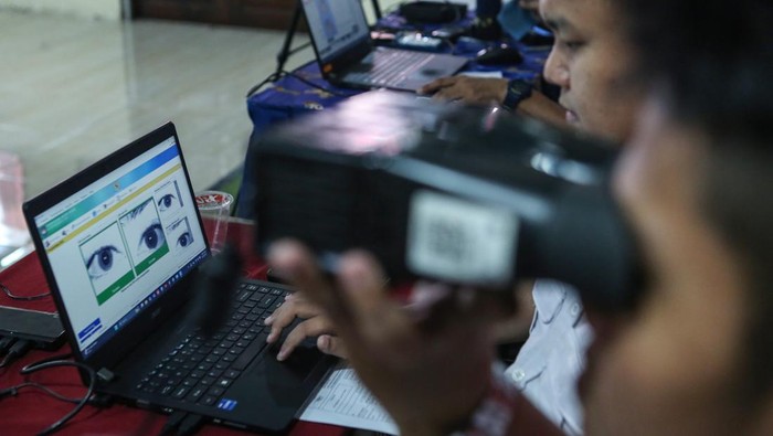 Rekam e-KTP Kini Bisa di Sekolah, Dukcapil Jemput Bola ke Siswa Petugas Suku Dinas Kependudukan dan Catatan Sipil (Sudin Dukcapil) Jakarta Selatan mengarahkan pelajar saat perekaman data KTP elektronik di SMA Negeri 8 Jakarta, Tebet, Jakarta Selatan, Selasa (26/8/2025). Sudin Dukcapil Jakarta Selatan menggelar layanan jemput bola perekaman KTP elektronik dan aktivitas Identitas Kependudukan Digital (IKD) ke sekolah untuk mempermudah siswa dalam rangka tertib administrasi kependudukan. ANTARA FOTO/Asprilla Dwi Adha