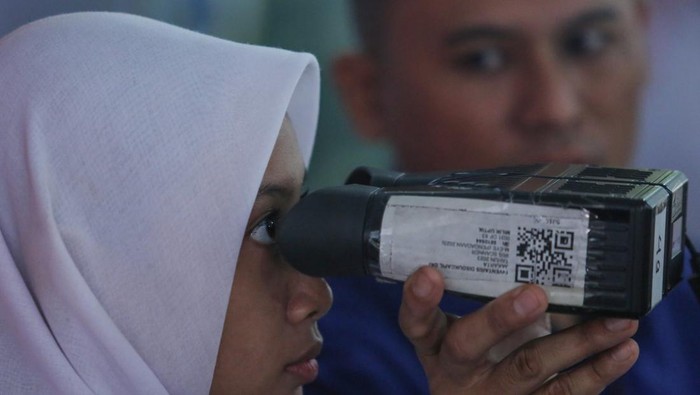 Rekam e-KTP Kini Bisa di Sekolah, Dukcapil Jemput Bola ke Siswa Petugas Suku Dinas Kependudukan dan Catatan Sipil (Sudin Dukcapil) Jakarta Selatan mengarahkan pelajar saat perekaman data KTP elektronik di SMA Negeri 8 Jakarta, Tebet, Jakarta Selatan, Selasa (26/8/2025). Sudin Dukcapil Jakarta Selatan menggelar layanan jemput bola perekaman KTP elektronik dan aktivitas Identitas Kependudukan Digital (IKD) ke sekolah untuk mempermudah siswa dalam rangka tertib administrasi kependudukan. ANTARA FOTO/Asprilla Dwi Adha