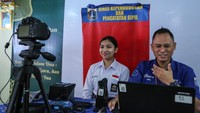 Langkah ini disambut baik oleh pihak sekolah dan para siswa. Selain lebih praktis, program tersebut juga memberi edukasi pentingnya identitas kependudukan bagi generasi muda. ANTARA FOTO/Asprilla Dwi Adha
